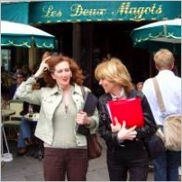 Valérie et Colette devant la façade du café
